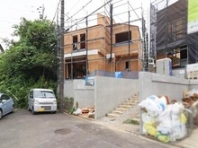 【東京都/多摩市桜ヶ丘】多摩市桜ケ丘1丁目　新築戸建　D号棟 建築中の外観：【全5棟／奥側】