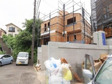 【東京都/多摩市桜ヶ丘】多摩市桜ケ丘1丁目　新築戸建　D号棟 建築中の外観：【全5棟／奥側】