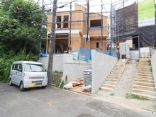 【東京都/多摩市桜ヶ丘】多摩市桜ケ丘1丁目　新築戸建　D号棟 建築中の外観：【全5棟／奥側】