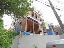 【東京都/多摩市桜ヶ丘】多摩市桜ケ丘1丁目　新築戸建　D号棟 建築中の外観：【全5棟／手前側】
