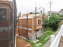 【東京都/多摩市桜ヶ丘】多摩市桜ケ丘1丁目　新築戸建　D号棟 建築中の外観：【全5棟／奥側】