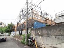 【東京都/多摩市桜ヶ丘】多摩市桜ケ丘1丁目　新築戸建　E号棟 建築中の外観：【全5棟／手前側】