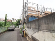 【東京都/多摩市桜ヶ丘】多摩市桜ケ丘1丁目　新築戸建　E号棟 建築中の外観：【全5棟／手前側】