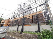 【東京都/多摩市桜ヶ丘】多摩市桜ケ丘1丁目　新築戸建　E号棟 建築中の外観：【全5棟／手前側】