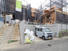 【東京都/多摩市桜ヶ丘】多摩市桜ケ丘1丁目　新築戸建　E号棟 建築中の外観：【全5棟／右側】