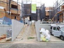 【東京都/多摩市桜ヶ丘】多摩市桜ケ丘1丁目　新築戸建　E号棟 建築中の外観：【全5棟／右側】