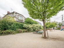 【東京都/杉並区本天沼】杉並区本天沼二丁目　中古戸建 外観：南側隣地（公園）から撮影