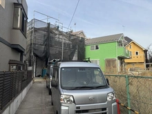 【神奈川県/横浜市保土ケ谷区仏向町】保土ケ谷区仏向町　新築戸建 建築中の外観：写真中央