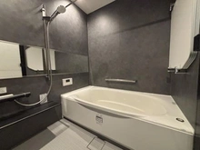 【神奈川県/横浜市保土ケ谷区仏向町】保土ケ谷区仏向町　新築戸建 浴室：■システムバスルーム（LIXIL製）
空気を含んだ大粒の水滴で節水効果