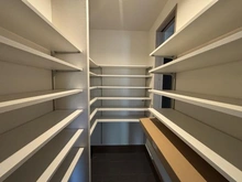 【神奈川県/横浜市保土ケ谷区仏向町】保土ケ谷区仏向町　新築戸建 シューズインクローゼット：大容量シューズインクローゼット付きの玄関