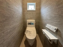 【神奈川県/横浜市保土ケ谷区仏向町】保土ケ谷区仏向町　新築戸建 トイレ：■2階トイレ（INAX製）
　　→3日でお風呂約1杯分の節水効果