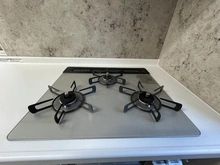 【神奈川県/横浜市港南区港南】横浜市港南区港南6丁目　戸建 キッチン：三口コンロ