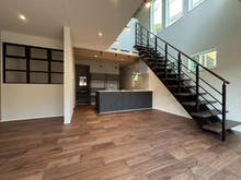 【神奈川県/横浜市保土ケ谷区仏向町】保土ケ谷区仏向町　新築戸建 LDK：■リビング
LDK約20帖
アルミオープン手すりの階段は、開放感やデザイン性◎