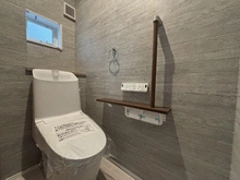 【神奈川県/横浜市保土ケ谷区仏向町】保土ケ谷区仏向町　新築戸建 トイレ：■1階トイレ（INAX製）
アクアセラミック