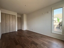 【神奈川県/横浜市保土ケ谷区仏向町】保土ケ谷区仏向町　新築戸建 洋室：2階　約7.5帖
南東向きにつき採光良好！