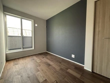 【神奈川県/横浜市保土ケ谷区仏向町】保土ケ谷区仏向町　新築戸建 洋室：2階　約4.9帖
南東向きにつき採光良好！