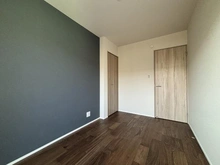 【神奈川県/横浜市保土ケ谷区仏向町】保土ケ谷区仏向町　新築戸建 洋室：2階　約4.9帖
南東向きにつき採光良好！