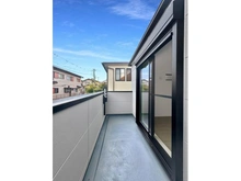 【神奈川県/横浜市金沢区六浦東】金沢区六浦東3丁目　新築戸建 バルコニー