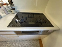 【神奈川県/横浜市戸塚区汲沢町】戸塚区汲沢町　戸建 三口コンロ：家具調度品は価格に含まれません