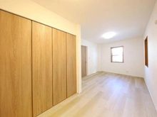 【神奈川県/横浜市神奈川区白幡町】神奈川区白幡町　戸建 洋室：約8.3帖　駐車場側