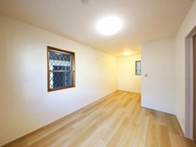 【神奈川県/横浜市神奈川区白幡町】神奈川区白幡町　戸建 洋室：約8.3帖　駐車場側