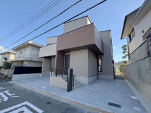 【大阪府/高槻市日吉台六番町】高槻市日吉台六番町　新築戸建1号地 建築中の外観：全二区画右側
