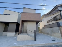 【大阪府/高槻市日吉台六番町】高槻市日吉台六番町　新築戸建1号地 建築中の外観：全二区画右側