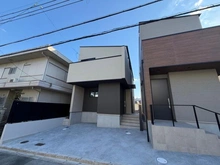 【大阪府/高槻市日吉台六番町】高槻市日吉台六番町　新築戸建2号地 建築中の外観：全二区画 左側