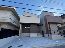 【大阪府/高槻市日吉台六番町】高槻市日吉台六番町　新築戸建2号地 建築中の外観：全二区画 左側