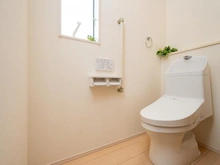 【大阪府/茨木市山手台新町】茨木市山手台新町三丁目　戸建 トイレ：１Ｆ 玄関横