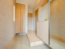 【大阪府/茨木市山手台新町】茨木市山手台新町三丁目　戸建 玄関：玄関奥にはシューズクロークがあります。