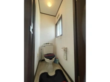 【大阪府/高槻市南平台】高槻市南平台五丁目　中古戸建 トイレ：2F/家具調度品は価格に含まれません