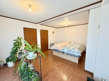 【神奈川県/横浜市保土ケ谷区初音ケ丘】保土ケ谷区初音ケ丘　中古戸建 洋室：扉が２つあるため2部屋へのリフォームが可能
