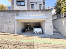 【神奈川県/横浜市青葉区松風台】青葉区松風台　中古戸建 駐車場：地下車庫には車2台分のスペースがございます。※車種による