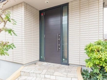 【神奈川県/横浜市青葉区鴨志田町】青葉区鴨志田町　中古戸建 玄関