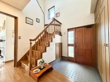 【神奈川県/横浜市青葉区つつじが丘】青葉区つつじが丘　中古戸建 玄関：玄関には吹き抜けになっており、明るく開放的です