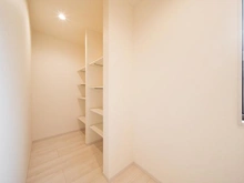 【千葉県/千葉市花見川区幕張本郷】幕張本郷4丁目　中古戸建 パントリー：キッチン後ろ