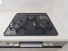 【神奈川県/相模原市南区相南】相模原市南区相南3丁目　新築戸建　2号棟 キッチン：三口コンロ