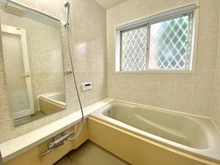 【神奈川県/横浜市泉区領家】泉区領家三丁目 中古戸建 浴室:浴室に窓があり、換気に便利です。