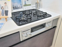 【神奈川県/横浜市鶴見区朝日町】鶴見区朝日町2丁目　新築戸建て1号棟　 キッチン：三口コンロ