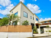 【神奈川県/横浜市青葉区青葉台】青葉区青葉台1丁目　中古戸建 外観：自然素材にこだわった山下建設施工／2021年4月築の注文住宅。