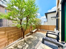 【神奈川県/横浜市青葉区青葉台】青葉区青葉台1丁目　中古戸建 庭：BBQができるウッドデッキ