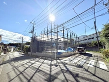 【神奈川県/横浜市都筑区二の丸】横浜市都筑区二の丸　新築戸建　1号棟 建築中の外観：【全2棟／手前側】