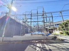【神奈川県/横浜市都筑区二の丸】横浜市都筑区二の丸　新築戸建　1号棟 建築中の外観：【全2棟／手前側】