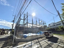 【神奈川県/横浜市都筑区二の丸】横浜市都筑区二の丸　新築戸建　1号棟 建築中の外観：【全2棟／手前側】