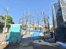 【神奈川県/横浜市都筑区二の丸】横浜市都筑区二の丸　新築戸建　1号棟 建築中の外観：【全2棟／手前側】