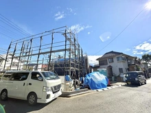 【神奈川県/横浜市都筑区二の丸】横浜市都筑区二の丸　新築戸建　1号棟 建築中の外観：【全2棟／手前側】