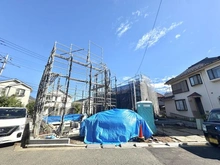 【神奈川県/横浜市都筑区二の丸】横浜市都筑区二の丸　新築戸建　1号棟 建築中の外観：【全2棟／手前側】