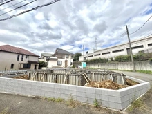 【神奈川県/横浜市都筑区二の丸】横浜市都筑区二の丸　新築戸建　1号棟 建築中の外観：【全2棟／手前側】