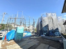【神奈川県/横浜市都筑区二の丸】横浜市都筑区二の丸　新築戸建　2号棟 建築中の外観：【全2棟/右側】